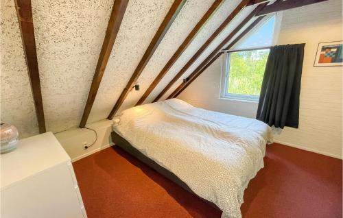 ein kleines Schlafzimmer mit einem Bett und einem Fenster in der Unterkunft 3 Bedroom Gorgeous Home In Lauwersoog in Lauwersoog