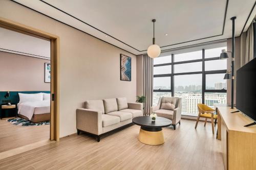 a living room with a couch and a table at Hilton Garden Inn Zhuhai Jinan University in Zhuhai