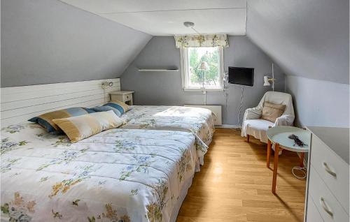 1 dormitorio con 1 cama grande y 1 silla en Amazing Home In Vstra Karup With Wifi, en Västra Karup
