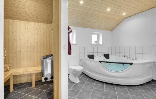 Beautiful Home In Slagelse With Kitchen في Venemose: حمام مع حوض ومرحاض