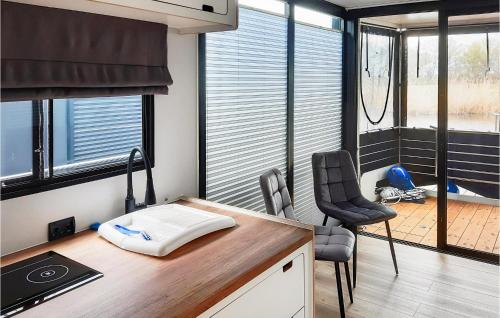 una oficina con escritorio, sillas y ventanas en 1 Bedroom Nice Ship In Havelsee Ot Ktzkow, en Kützkow