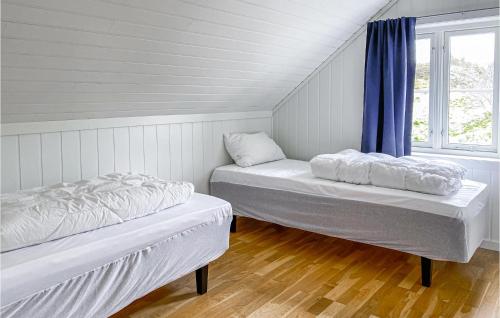 En eller flere senger på et rom på Nice Home In Smla With 2 Bedrooms And Wifi