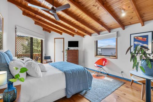 um quarto com uma cama e um tecto de madeira em CHALET MOMA Port Elliot - BYO Linen - for lovers of different em Port Elliot