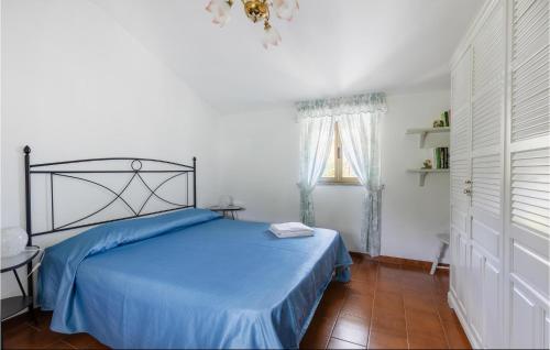 una camera con un letto blu e una finestra di La Perla Dei Fiori a Santa Lucia