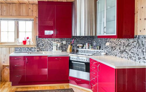 cocina roja con fogones y fregadero en Beautiful Home In Stranda With 2 Bedrooms And Sauna en Stranda