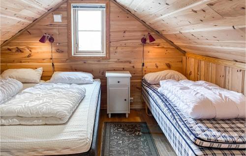 1 dormitorio con 2 camas en una cabaña de madera en Beautiful Home In Stranda With 2 Bedrooms And Sauna en Stranda