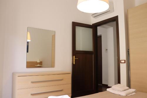 パレルモにあるAppartamenti-Residence Al Massimoのバスルーム(鏡、ベッド、ドア付)