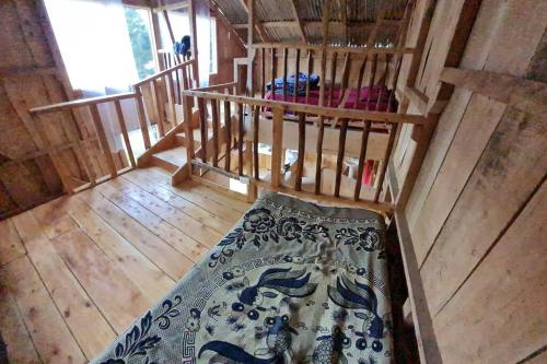 einen Blick über ein Schlafzimmer in einer Holzhütte in der Unterkunft Cabaña El Descanso #1, Macho Mora Mountain Lodge in Alaska