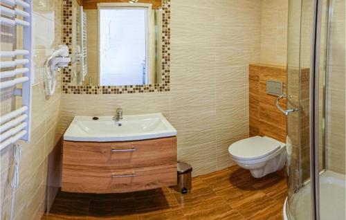 łazienka z umywalką i toaletą w obiekcie 2 Bedroom Awesome Home In Darlwko w Darłówku