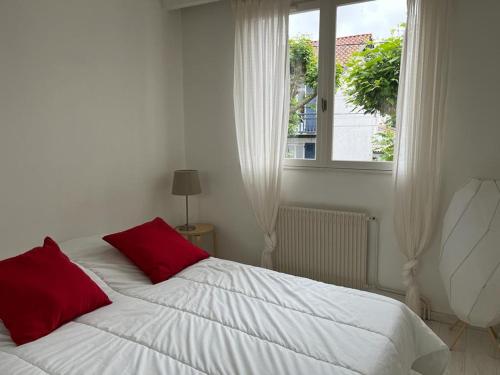 Appartement Biarritz, 2 pièces, 2 personnes - FR-1-239-907 tesisinde bir odada yatak veya yataklar
