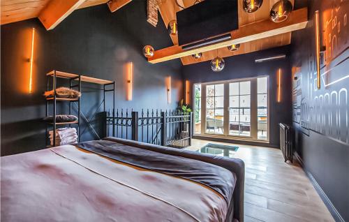 1 dormitorio con 1 cama grande en una habitación en Nice Home In Roermond With Wifi And 2 Bedrooms, en Roermond