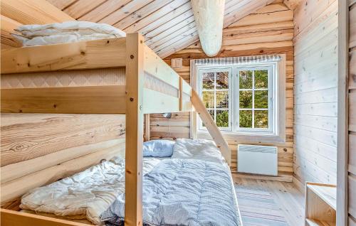 - une chambre avec 2 lits superposés dans une cabane en bois dans l'établissement Beautiful Home In Dalholen With House A Mountain View, à Furuhovde