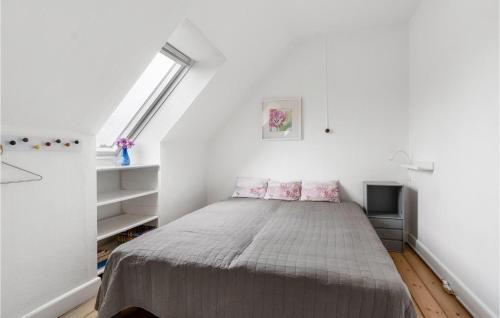 Stubbekøbing的住宿－2 Bedroom Cozy Home In Stubbekbing，白色客房的一张床位,设有窗户