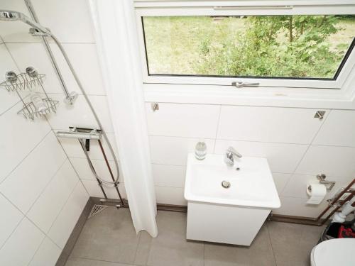 baño con lavabo y ventana en Holiday home Rørvig XIII en Rørvig