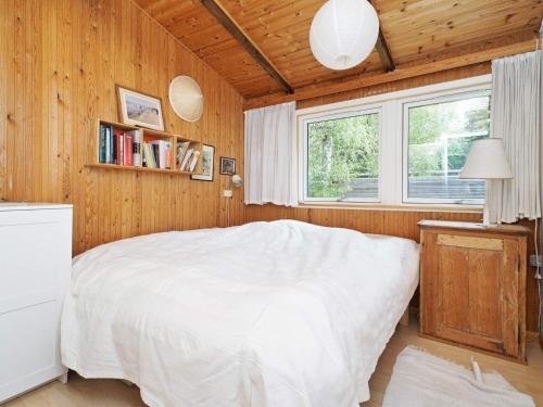 Un pat sau paturi într-o cameră la Holiday home Rørvig XIII