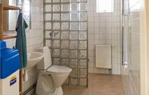 Ένα μπάνιο στο Lovely Home In Yngsjö With Sauna