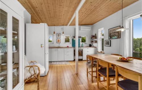 une cuisine avec un plafond en bois et une table dans l'établissement Amazing Home In Hornslet With Kitchen, à Hornslet