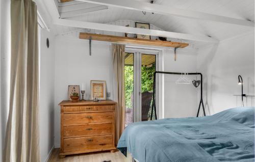 ein Schlafzimmer mit einem Bett, einer Kommode und einem Fenster in der Unterkunft Amazing Home In Hornslet With Kitchen in Hornslet