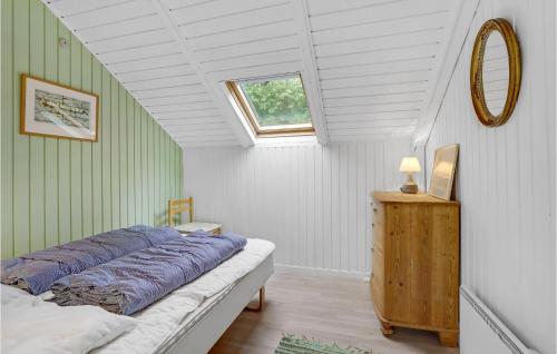 En eller flere senger på et rom på Amazing Home In Haderslev With Wifi