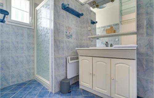Koupelna v ubytování Cozy Home In Saint-georges-dolron With Kitchen