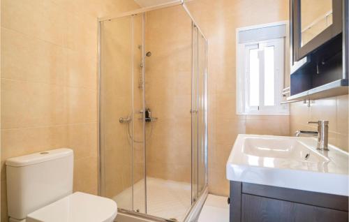 y baño con ducha, aseo y lavamanos. en Cozy Home In Aguadulce With Wifi, en El Campillo del Moro