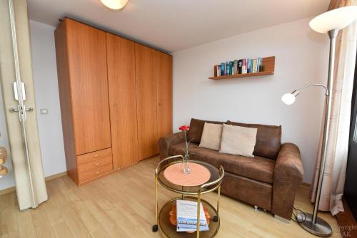ein Wohnzimmer mit einer Couch und einem Tisch in der Unterkunft Haus "Jan am Strand" Appartement JAN504 in Döse