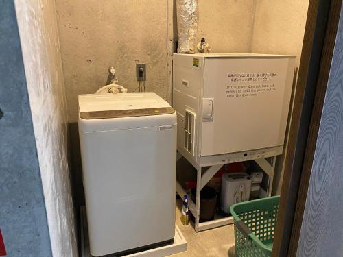 宜野座村にあるＢ＆Ｂタンデムの小さな部屋に洗濯機と乾燥機があります。