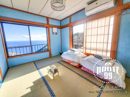 Katil atau katil-katil dalam bilik di 【全室オーシャンビュー 海堪能 抜群景色】貸切一軒家 WIFI付/カラオケ無料/最大８名/無料駐車場