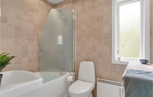 a bathroom with a toilet and a tub and a sink at Pet Friendly Home In Hornbæk With Wifi in Hornbæk
