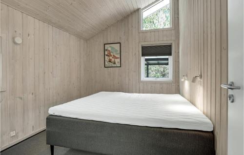 SnogebækにあるAwesome Home In Nex With Saunaの窓付きの部屋にベッド付きのベッドルーム1室があります。