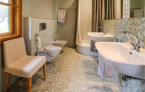 een badkamer met een wastafel, een toilet, een bad en een wastafel bij Nice Home In Igls With Wifi in Innsbruck