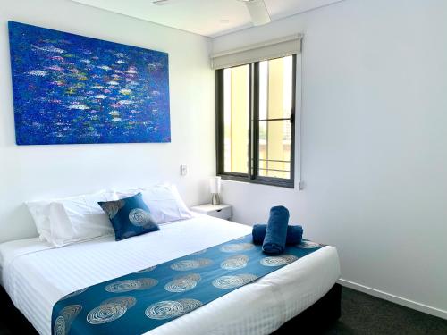 A bed or beds in a room at Serenity Deja Blue - at Darwin Waterfront