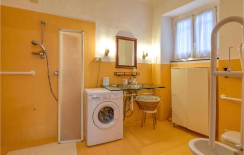een badkamer met een wasmachine en een wastafel bij Lovely Apartment In Recco With Kitchen in Recco