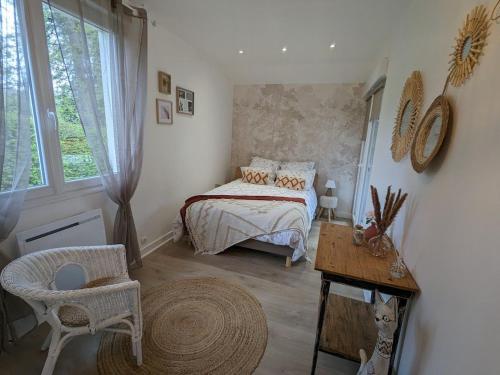 - une chambre avec un lit, une table et une fenêtre dans l'établissement Guestroom Épinal, 1 pièce, 2 personnes - FR-1-589-473, à Épinal