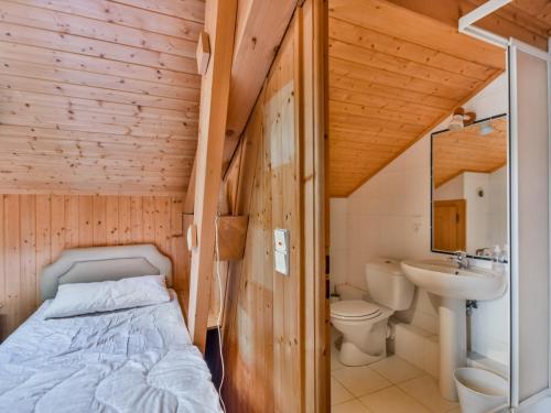 - une chambre avec un lit, un lavabo et des toilettes dans l'établissement Chalet Herisson - 9 pers - À 100m du Lac des Ecoles et 300m des pistes - FR-1-685-68, aux Gets