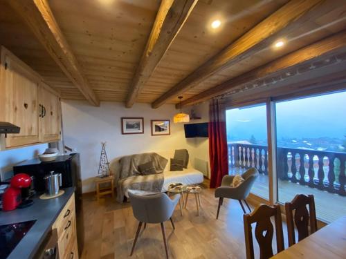 Cette chambre comprend un lit et une cuisine avec un balcon. dans l'établissement Appartement pour 4 pers. terrasse, proche centre et pistes, parking garage - FR-1-733-60, à Crest-Voland