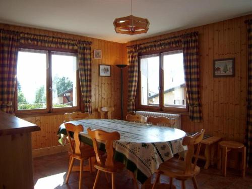 une salle à manger avec une table et des chaises dans l'établissement Chalet 8 pers. au pied des pistes avec parking à 50m des remontées mécaniques - FR-1-733-2, à Crest-Voland