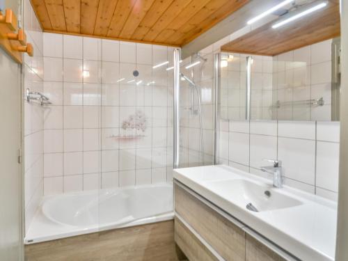 une salle de bain avec une baignoire et un lavabo dans l'établissement Appartement cosy 4-6 pers, balcon, au pied des pistes, proche centre et école de ski, garage inclus - FR-1-684-62, à Morzine