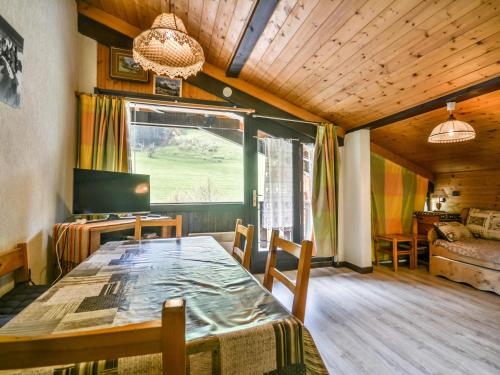 une salle à manger avec une table et un canapé dans l'établissement Appartement cosy 4-6 pers, balcon, au pied des pistes, proche centre et école de ski, garage inclus - FR-1-684-62, à Morzine