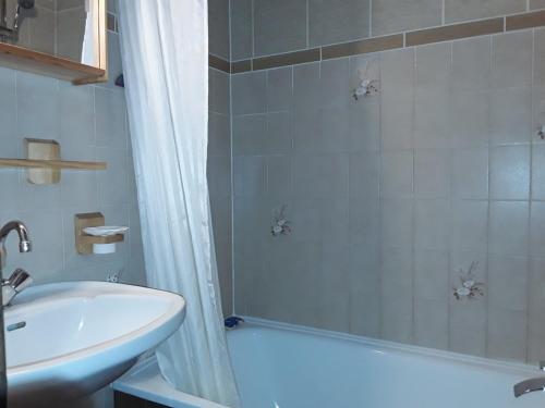 een badkamer met een wastafel, een bad en een douche bij Studio Crest-Voland, 1 pièce, 4 personnes - FR-1-733-38 in Crest-Voland