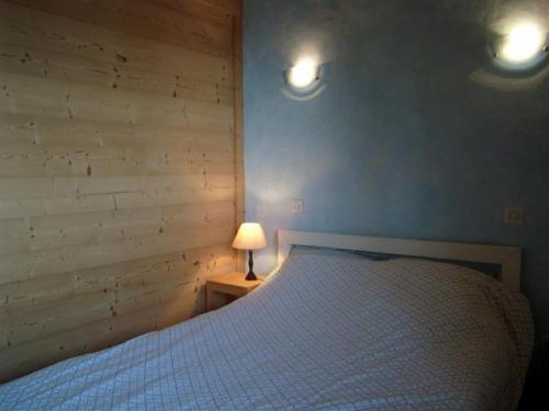 a bedroom with a bed with two lights on the wall at Appartement Crest-Voland, 2 pièces, 6 personnes - FR-1-733-6 in Crest-Voland