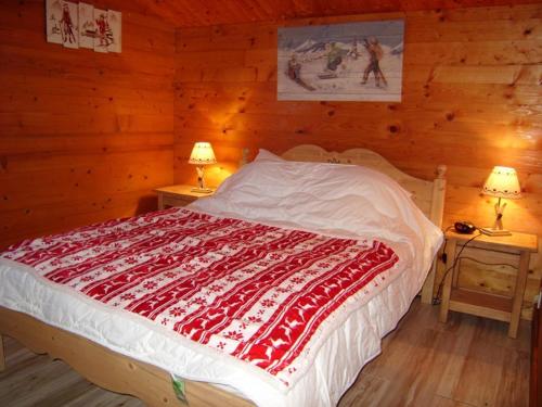 - une chambre dotée d'un lit avec une couverture rouge et blanche dans l'établissement Chalet 8 pers. à 350m des pistes, 4 ch., WiFi, garage, poêle à bois, ensoleillé, Crest-Voland - FR-1-733-37, à Crest-Voland