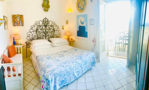 カプリにあるScala Fenicia 14 by CapriRoomsのベッドルーム1室(青と白の掛け布団付きのベッド1台付)
