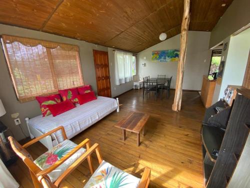 uma sala de estar com um sofá e uma mesa em Casa familiar en sector residencial "HARE TOKE" em Hanga Roa