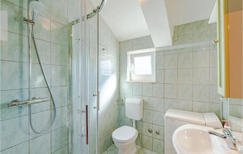 ein Bad mit einer Dusche, einem WC und einem Waschbecken in der Unterkunft 2 Bedroom Beautiful Apartment In Ston in Ston