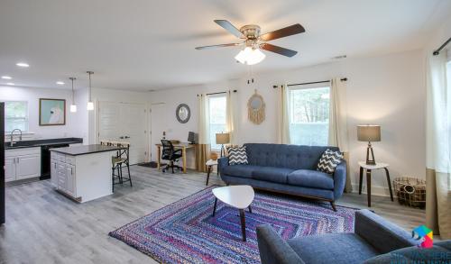 ein Wohnzimmer mit einem blauen Sofa und einem Tisch in der Unterkunft Perchcozy, Quiet Home Close To Sav, I-95 Pets in Savannah