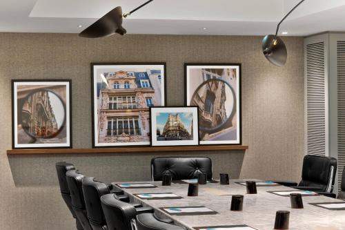 a conference room with a long table and chairs at Le Méridien Paris Arc De Triomphe in Paris