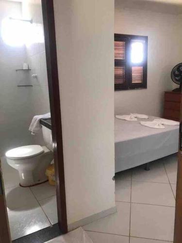 イタピポカにあるMAR & DUNAS BEACH HOUSEのトイレと洗面台付きのバスルーム