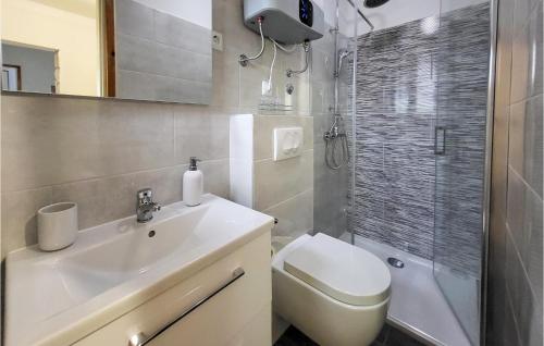 Ванна кімната в 2 Bedroom Awesome Apartment In Punat