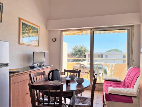 - un salon avec une table et une cuisine avec vue dans l'établissement Duplex calme 4 pers, parking privé, à deux pas de la plage - Le Lavandou - FR-1-251-500, au Lavandou